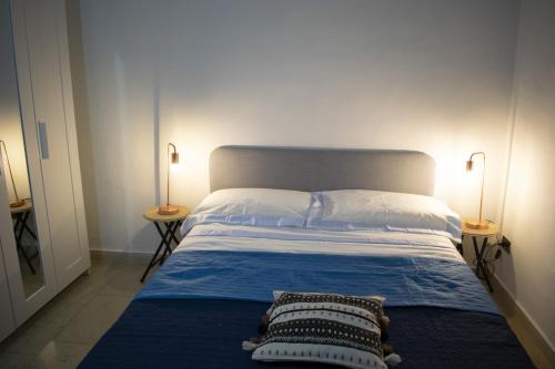 トリノにあるMimosa Houseのベッドルーム1室(ベッド1台、ランプ2つ、テーブル2台付)