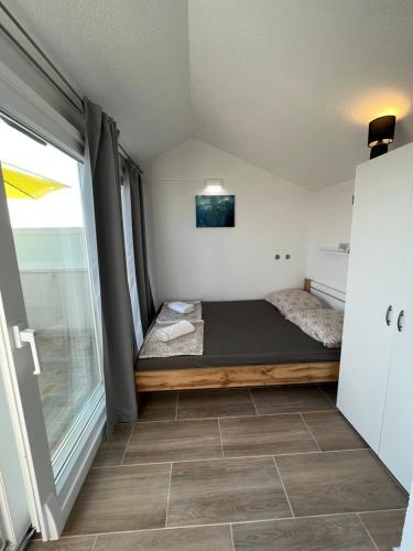 Postel nebo postele na pokoji v ubytování Apartments Jelena