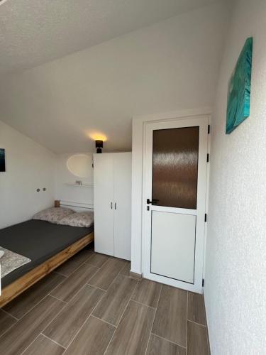 Postel nebo postele na pokoji v ubytování Apartments Jelena