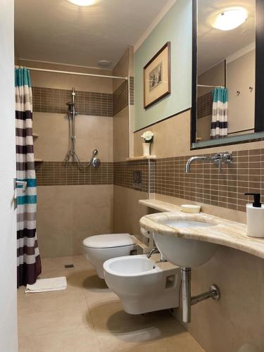 La salle de bains est pourvue de toilettes et d'un lavabo. dans l'établissement Appartamento Orchidea, à Florence