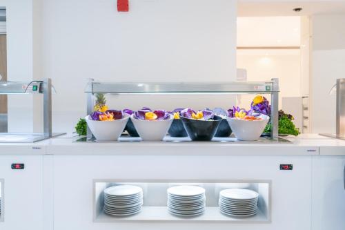 ネルハにあるHotel Nerja Club by Dorobeのカウンターの皿棚