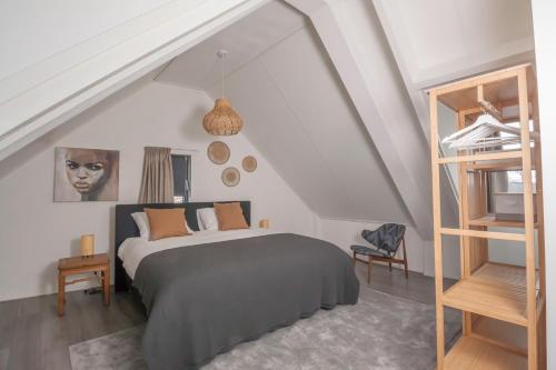 een slaapkamer met een groot bed op zolder bij Heuvel zicht in Oss