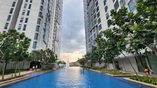 un canale nel centro di una città con edifici alti di The Robertson Residence Bukit Bintang 20F a Kuala Lumpur