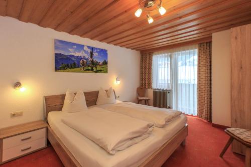 una camera con un grande letto di Apartments Seerhof a Kaunertal