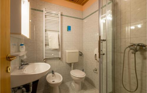 Ett badrum på Gorgeous Apartment In Martinski With Wifi