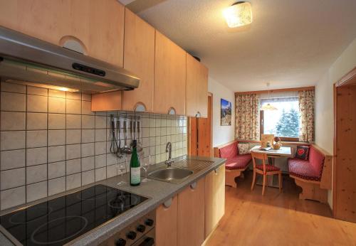 una cucina con lavandino e piano di lavoro di Apartments Seerhof a Kaunertal