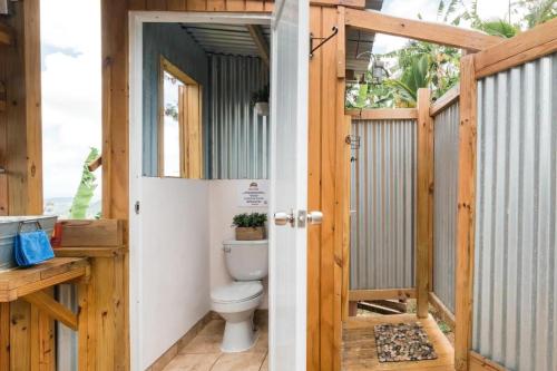 uma casa de banho com um WC dentro de uma casa em Villa Vacacional en Puerto Rico para parejas em Villalba