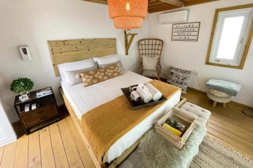 Un dormitorio con una cama grande y una bandeja. en Villa Vacacional en Puerto Rico para parejas, en Villalba