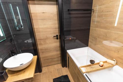 e bagno con servizi igienici, lavandino e doccia. di Da Vinci Apartment a Vratsa