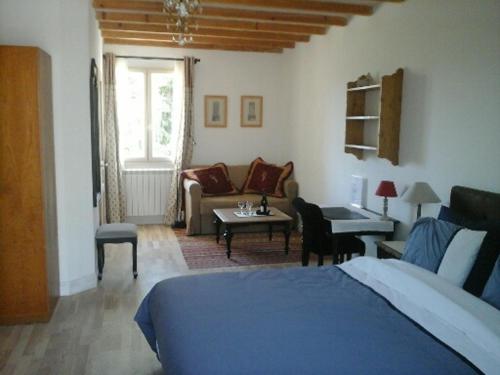 1 dormitorio con 1 cama y sala de estar en La Dentellière en Saint-Hippolyte-le-Graveyron