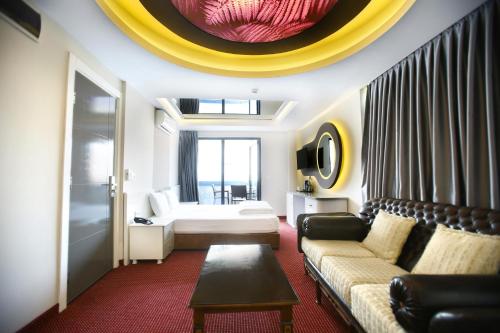 een woonkamer met een bank en een tafel bij IS Hotel in Antalya