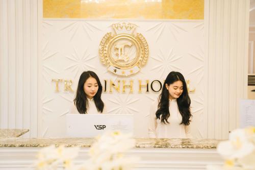 a reflection of two women in a mirror at TRA LINH HOTEL & RESTAURANTs in Hữu Lũng