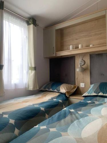 1 dormitorio con 2 camas y ventana en Grasmere Lodge Unit 31 en Carlisle