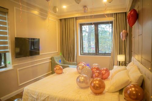 a room with a bed with balloons on it at TRA LINH HOTEL in Hữu Lũng