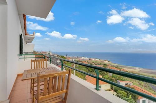 balcone con 2 sedie e vista sull'oceano di Santa Cruz Apartment with Sea View by HR Madeira a Santa Cruz