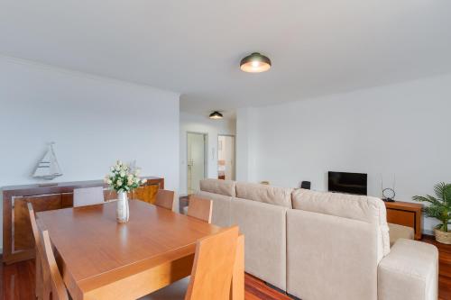 Santa Cruz Apartment with Sea View by Holiday Rental Madeira
