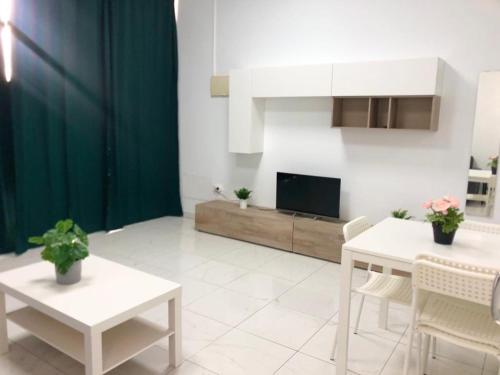 sala de estar con mesas blancas y TV en Chayofa Hills V - 2 Bedroom Apartment with Ocean Views and Air-condition en Chayofa