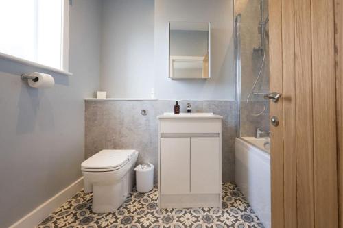 Lettered Board Apartments 1, 2 & 3にあるバスルーム