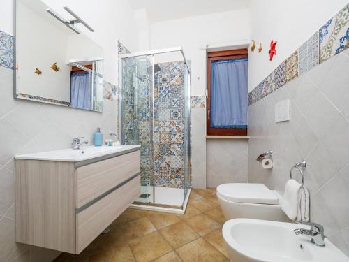 ein Bad mit einem Waschbecken, einem WC und einer Dusche in der Unterkunft La Rosa Home Sorrento coast in Piano di Sorrento
