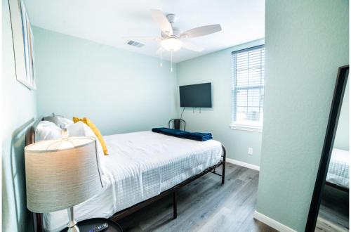a bedroom with a bed and a ceiling fan at Fascinating 1BR1 BA Near Festive DT and Riverwalk in San Antonio
