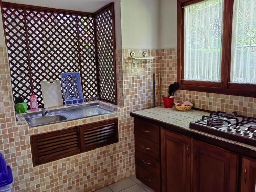 cocina con fregadero y fogones en Condominio Villa Hermosa en Playa Hermosa