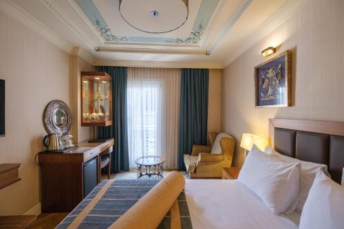 Golden Age Hotel Taksim في إسطنبول: غرفه فندقيه بسرير وكرسي