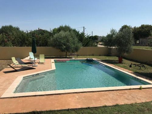 basen na podwórku domu w obiekcie Loue Studio dans une villa avec piscine terrasse w mieście Saint-Théodorit
