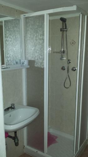 W łazience znajduje się prysznic i umywalka. w obiekcie Appartamento Colletta w mieście Ventimiglia