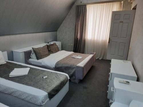 Katil atau katil-katil dalam bilik di Many apartments and hotel-type rooms in the Tatto studio building are located on Nizami Street