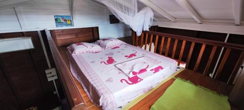 a childs bedroom with a crib with a bed in it at PITAYA in Ducos