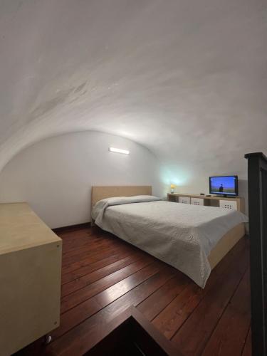 una camera con letto e TV a schermo piatto di House Casa a Napoli