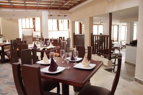 Un restaurante u otro lugar para comer en Hotel Casa Sakiwa