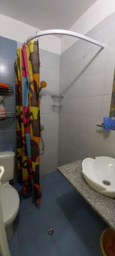 een badkamer met een wastafel, een toilet en een douche bij Уютные 2-х комнатные апартаменты in Pomorie