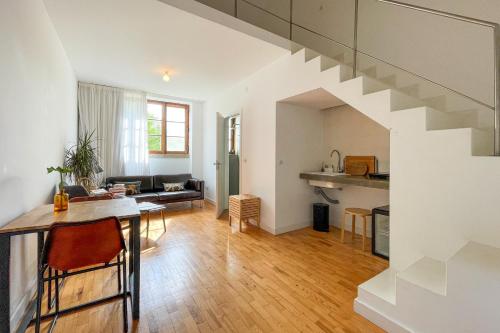 eine Küche und ein Wohnzimmer mit einer Treppe in einem Haus in der Unterkunft Cabeca Da Cabra Casa De Campo in Porto Covo