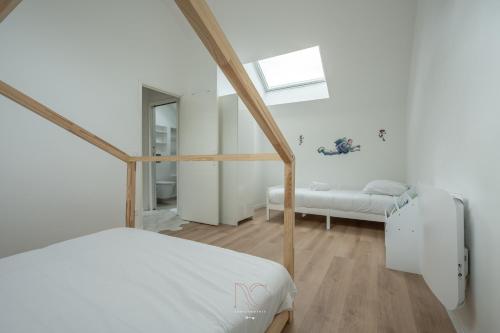 Habitación blanca con cama y ventana en *Disneyland-Paris à 15 min* 7pers, Wifi, Netflix, en Quincy-Voisins