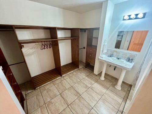サン・ペドロ・スーラにあるApartamentos Villas del Solの洗面台と鏡のあるバスルーム