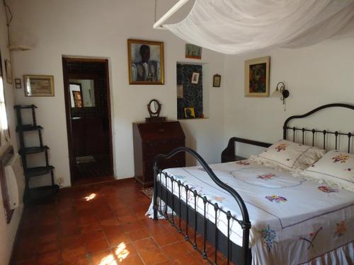 Villa Denise - île de Gorée في غوري: غرفة نوم فيها سرير و سلم