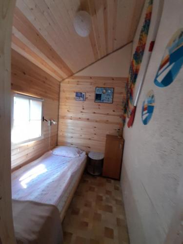 Habitación pequeña con cama y ventana en Mielno - Kwiatowy Zakątek #2 en Mielno