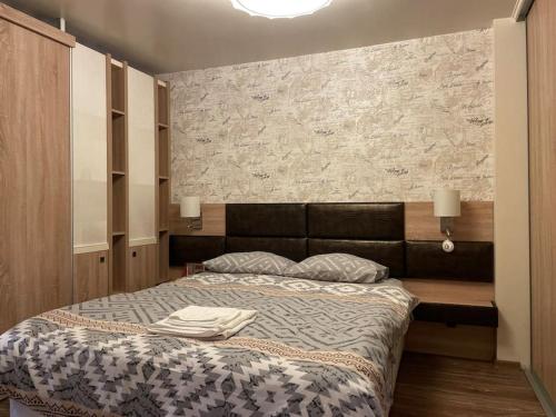 ein Schlafzimmer mit einem Bett mit einer Decke darauf in der Unterkunft Brand New Valera Luxury Studio in Warna