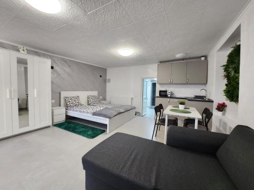 una sala de estar con un sofá y una mesa en Apartament DADA, en Sighişoara