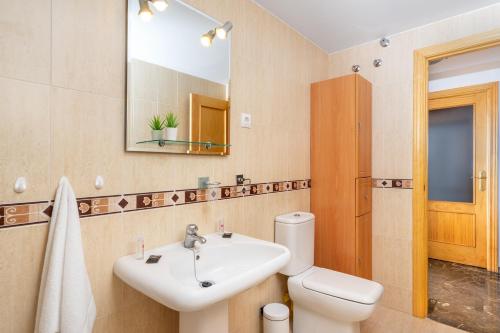 een badkamer met een wastafel, een toilet en een spiegel bij Seaview flat in Fuengirola Ref 67 in Fuengirola