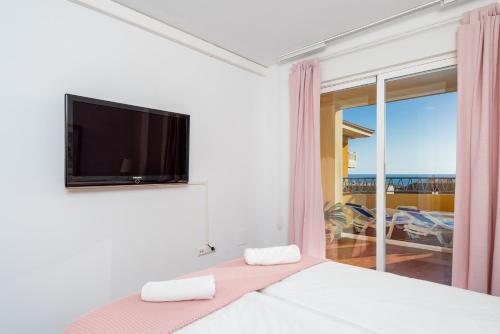 een slaapkamer met een bed en een flatscreen-tv bij Seaview flat in Fuengirola Ref 67 in Fuengirola