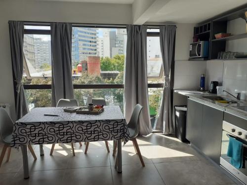 cocina con mesa y sillas frente a una ventana en Departamento Centro Mar del Plata en Mar del Plata