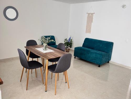 a dining room with a table and chairs and a couch at Apartamento en Cali - Cuarto de Legua in Cali