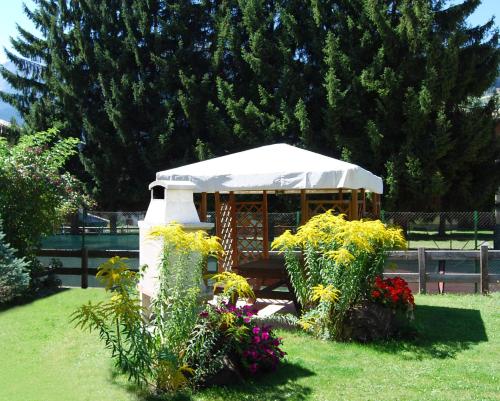 Κήπος έξω από το Chalet Gardenia