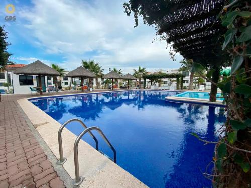 a large swimming pool with blue water in a resort at Hermosa familiar pool ,cerca de playa by G P S rentas in Mazatlán