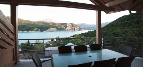 Vue imprenable sur Lac de Serre-Ponçon à Chorges : appt prestige 8 pers