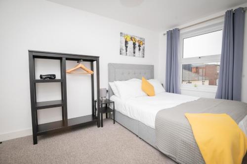 sypialnia z łóżkiem i oknem w obiekcie Immaculate Apartment meters from the beach w mieście Great Yarmouth