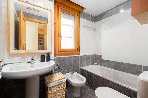 Bathroom sa Apartamento con piscina Gijón