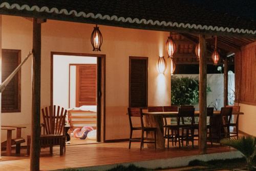 a dining room with a table and chairs at Vila Tao in Fortim